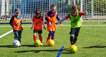 Enfants qui dribblent au camp d'été InterSoccer